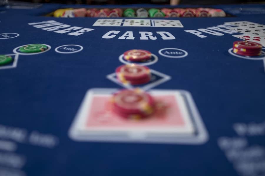 chi ban cach de ban da bai doi thu trong poker de dang