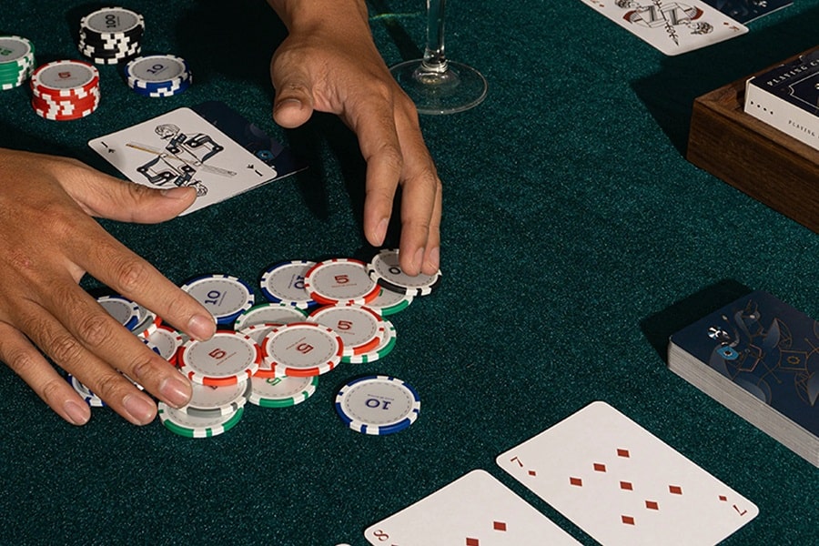 dieu ma ban can lam o moi van cuoc poker de giu vung loi the chien thang