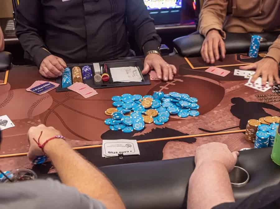 Những cách đánh bài Poker cực đỉnh bạn nên biết để khiến đối thủ chịu thua nhung cach danh bai poker cuc dinh ban nen biet de khien doi thu chiu thua